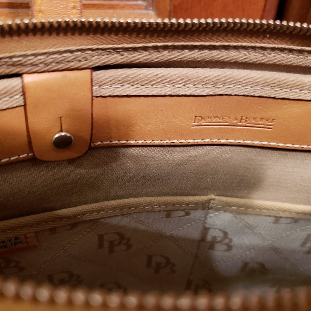 Dooney & Bourke - Picture 3 of 7